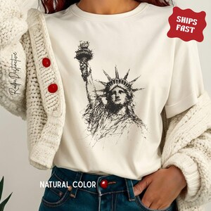 Statue of Liberty graphic t-shirt featuring a patriotic vintage-style New York design, perfect for American pride and freedom lovers.