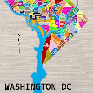 Può includere: Una mappa colorata di Washington, D.C., con ogni quartiere etichettato in un colore diverso. La mappa include il fiume Potomac e il testo "WASHINGTON DC" in basso.