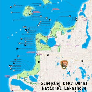 Puede incluir: Un mapa de Sleeping Bear Dunes National Lakeshore en Michigan. El mapa muestra los límites del parque, los senderos, los campamentos y otros puntos de interés. El mapa está etiquetado con el nombre del parque y los nombres de las ciudades cercanas.