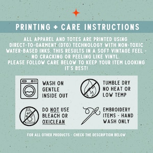 Puede incluir: Un fondo verde azulado con texto blanco que detalla las instrucciones de impresi&oacute;n y cuidado de la ropa y los bolsos. Las instrucciones incluyen lavar en ciclo suave, secar en secadora a baja temperatura y lavar a mano los art&iacute;culos bordados. El texto tambi&eacute;n menciona el uso de tintas no t&oacute;xicas a base de agua.