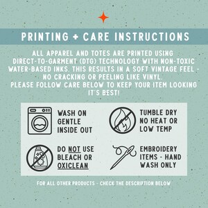 以下が含まれることがあります： 薄緑色の斑点模様の背景に「PRINTING + CARE INSTRUCTIONS」と書かれた情報グラフィック。DTG印刷方法の詳細と、洗濯、乾燥、漂白剤の使用禁止、刺繍の手洗いに関するテキスト付きの4つのアイコンが記載されています。