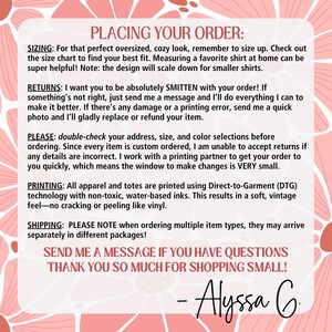 Puede incluir: Un fondo floral rosa y blanco con texto que detalla las instrucciones del pedido, incluyendo tallas, devoluciones, impresi&oacute;n e informaci&oacute;n de env&iacute;o. El texto est&aacute; en una fuente de estilo manuscrito. La firma de "Alyssa G." est&aacute; en la parte inferior.