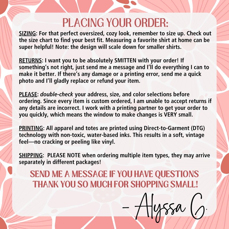 Puede incluir: Un fondo floral rosa y blanco con texto que detalla las instrucciones del pedido, incluyendo tallas, devoluciones, impresi&oacute;n e informaci&oacute;n de env&iacute;o. El texto est&aacute; en una fuente de estilo manuscrito. La firma de "Alyssa G." est&aacute; en la parte inferior.