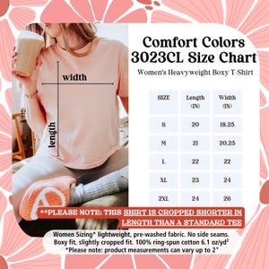 以下が含まれることがあります： S〜2XLの女性用ヘビーウェイトボクシーTシャツのサイズチャート。チャートは、インチ単位の長さと幅を示しています。このシャツは、標準的なTシャツよりも丈が短くなっています。このシャツは軽量で、予洗い済みで、100％リングスパンコットン製です。