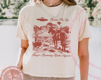 ¡Teletranspórtame! ¡Vuelven a prohibir libros! Camiseta corta de corte cuadrado para mujer, estilo retro, protesta política progresista. Regalo ideal para activistas sociales.