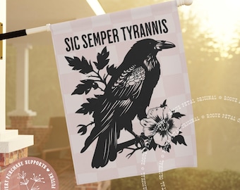 Bandera gótica de cuervo Sic Semper Tyrannis para jardín y casa, color negro y rosa, a cuadros, resistencia, protesta política, arte, decoración del hogar