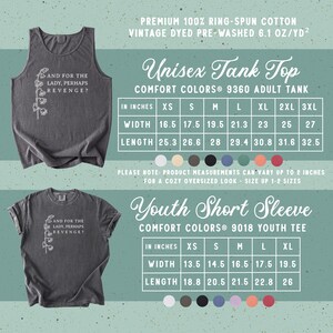 以下が含まれることがあります： ダークグレーのタンクトップと半袖Tシャツ。どちらも白い花のグラフィックと「AND FOR THE LADY, PERHAPS REVENGE?」というテキストがプリントされています。画像には大人用と子供用のサイズ表が含まれており、インチ単位で測定値が記載されています。