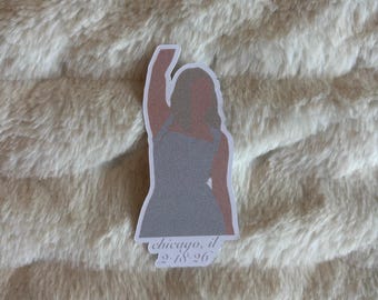 Freya Skye na swoim pokazie Chicago Stars Align z naklejką z datą i lokalizacją