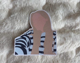 Naklejka Freya Skye w niebieskim swetrze w paski