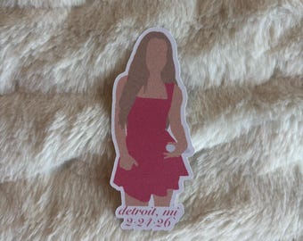 Freya Skye na swoim pokazie Detroit Stars Align z naklejką z datą i lokalizacją