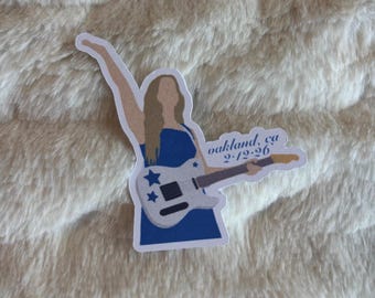 Freya Skye na swoim pokazie Oakland Stars Align z naklejką z datą i lokalizacją