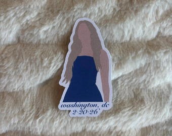 Freya Skye na swoim pokazie D.C. Stars Align z naklejką z datą i lokalizacją