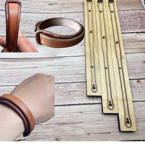 Puede incluir: Un juego de cinco troqueles de corte para pulseras de cuero hechos de madera. Los troqueles son de diferentes tamaños y se utilizan para cortar pulseras de cuero.