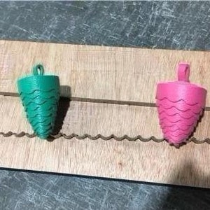 Pendentif pomme de pin dans un moule découpé, personnalisation faite main, artisanat du cuir, outil kraft pour artisanat du cuir