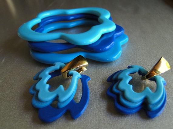 Sixties Groovy Blue Bangles and Clip on Earring S… - image 1