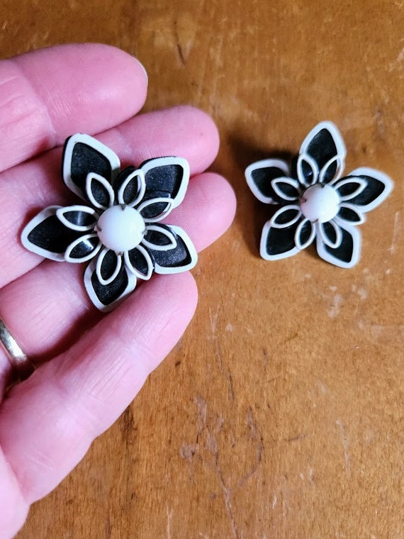 Black and White Vintage Flower Earrings - image 2