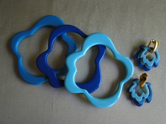 Sixties Groovy Blue Bangles and Clip on Earring S… - image 4