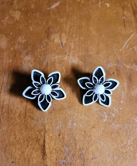 Black and White Vintage Flower Earrings - image 1