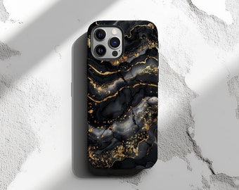 Puede incluir: Carcasa de teléfono negra con un diseño de mármol dorado y negro. La carcasa tiene un recorte para el objetivo de la cámara y un borde elevado alrededor de los bordes.