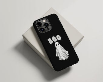 Puede incluir: Carcasa de teléfono negra con un fantasma blanco y la palabra "BOO" en letras blancas.