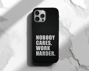 Puede incluir: Funda de teléfono negra con una inscripción blanca que dice "A nadie le importa, trabaja más duro."