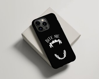 Puede incluir: Una funda de teléfono negra con una imagen blanca de colmillos y el texto "BITE ME".