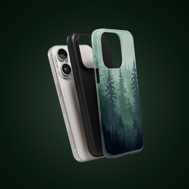Op de afbeelding: Een zwarte en witte telefoonhoes met een groene en blauwe bos sc&egrave;ne. De hoes is gemaakt van hard plastic en heeft een matte afwerking.