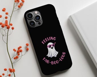 Puede incluir: Carcasa de teléfono negra con un fantasma blanco que lleva gafas de sol rosas y el texto "Feeling Fab-Boo-Lous".