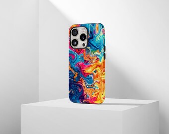 Puede incluir: Una funda de teléfono colorida con un diseño abstracto en espiral en tonos de azul, amarillo, rosa y morado. La funda tiene un borde negro y un recorte para la lente de la cámara.