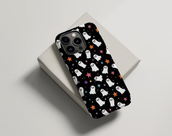 Puede incluir: Una funda de teléfono negra con un patrón de fantasmas blancos y estrellas de colores.