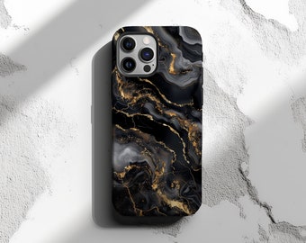 Puede incluir: Carcasa de teléfono negra con un diseño de mármol dorado y blanco. La carcasa tiene un recorte para el objetivo de la cámara y un borde negro.