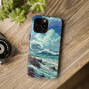 Op de afbeelding: Een telefoonhoesje met een blauw en wit oceaangolven ontwerp. De hoes heeft een camera-uitsparing met drie lenzen.