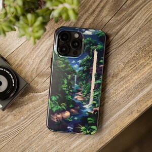 Op de afbeelding: Smartphonehoesje met een kleurrijke illustratie van een tropische waterval. Het ontwerp toont weelderig groen gebladerte, stromend water en een blauwe lucht. De hoes is glanzend en heeft een zwart cameramodule.