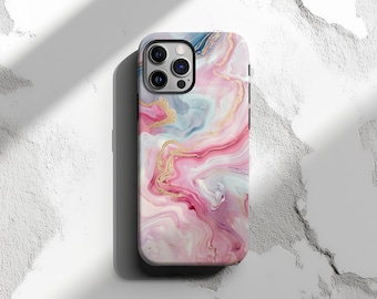 Puede incluir: Una funda para teléfono con un diseño de mármol rosa, azul y dorado. La funda tiene un recorte para el objetivo de la cámara.