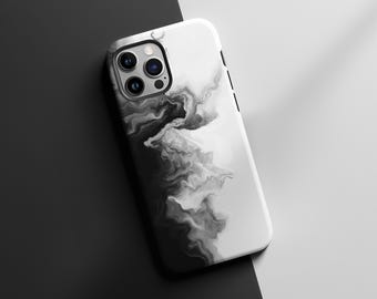 Puede incluir: Una funda blanca para iPhone con un diseño abstracto de mármol en blanco y negro. La funda tiene un recorte para la cámara y un borde elevado alrededor de los bordes.