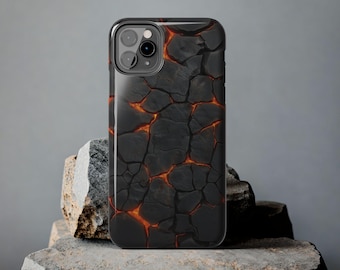 Puede incluir: Funda de teléfono negra con un diseño de roca de lava agrietada. La funda tiene una protuberancia de cámara elevada con tres lentes.