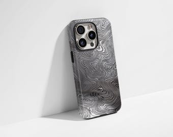 Puede incluir: Una funda para smartphone con un patrón metálico y arremolinado en tonos grises y plateados. La funda tiene un acabado brillante y presenta un módulo de cámara con múltiples lentes. El diseño se asemeja a un efecto de acero damasco.