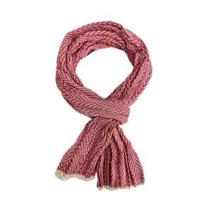 Könnte beinhalten: Ein pinkfarbener und weißer Schal mit Chevron-Muster und Fransen.