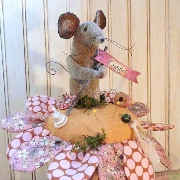 Wzór na pinezki Posie & Mouse Pin w formacie PDF - wełniany materiał, prymitywny pomysł na szycie