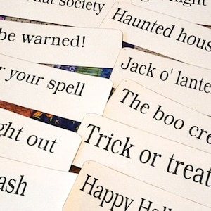 Große Halloween Phrasen Flash Cards PDF - altered art Zeichen Collage Blatt Wörter primitiv