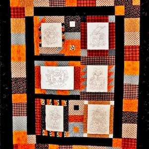 Könnte beinhalten: Eine Halloween-Steppdecke mit Patchwork-Design aus orangefarbenen, schwarzen und weißen Quadraten. Die Steppdecke zeigt sechs gestickte Bilder von Katzen und Kürbissen mit verschiedenen Halloween-Accessoires.