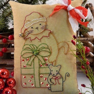 Christmas Santa Cat Mouse embroidery Pattern PDF- primitive claws pillow stitchery pinkeep tag pin cushion tuck