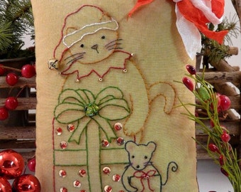 Christmas Santa Cat Mouse embroidery Pattern PDF- primitive claws pillow stitchery pinkeep tag pin cushion tuck