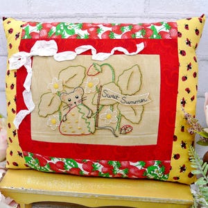 Sommermaus Erdbeere Stickmuster PDF - Kissenbanner