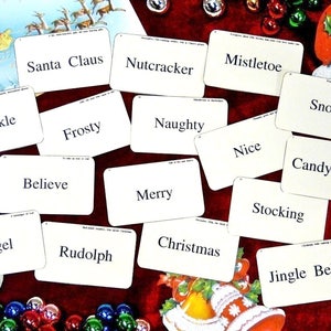 Może przedstawiać: Kolekcja świątecznych kart z epoki z napisami takimi jak „Santa Claus”, „Dziadek do orzechów” i „Jingle Bells”. Karty ułożone są na czerwonym tle z świątecznymi dekoracjami, w tym ilustracją Świętego Mikołaja.