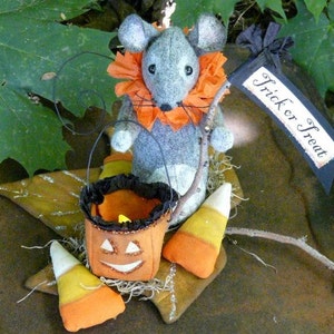 Prim Treat Halloween Mouse PDF pattern - trick or lantern fall leaf pumpkin candy corn doll wool fabric pdf primitive sign