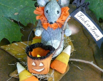 Prim Treat Halloween Mouse PDF pattern - trick or lantern fall leaf pumpkin candy corn doll wool fabric pdf primitive sign