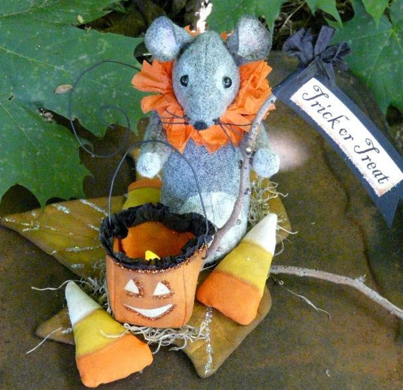 Prim Treat Halloween Maus PDF Muster Trick or Laterne Herbst Blatt Kürbis Candy Corn Puppe Wolle Stoff pdf primitive sign Bild 1