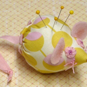 Mice Pincushion PDF Pattern mouse seam binding ribbon retro cushion fabric felt wool pin keep doll spring decor primitive image 2