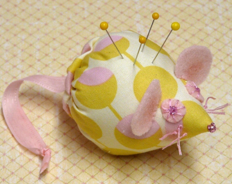 Mice Pincushion PDF Pattern mouse seam binding ribbon retro cushion fabric felt wool pin keep doll spring decor primitive image 2